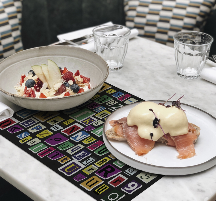 多彩字母现代餐垫 - TenStickers