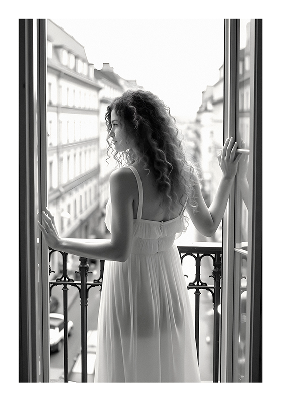 写实照片海报晨间的女士 - TenStickers