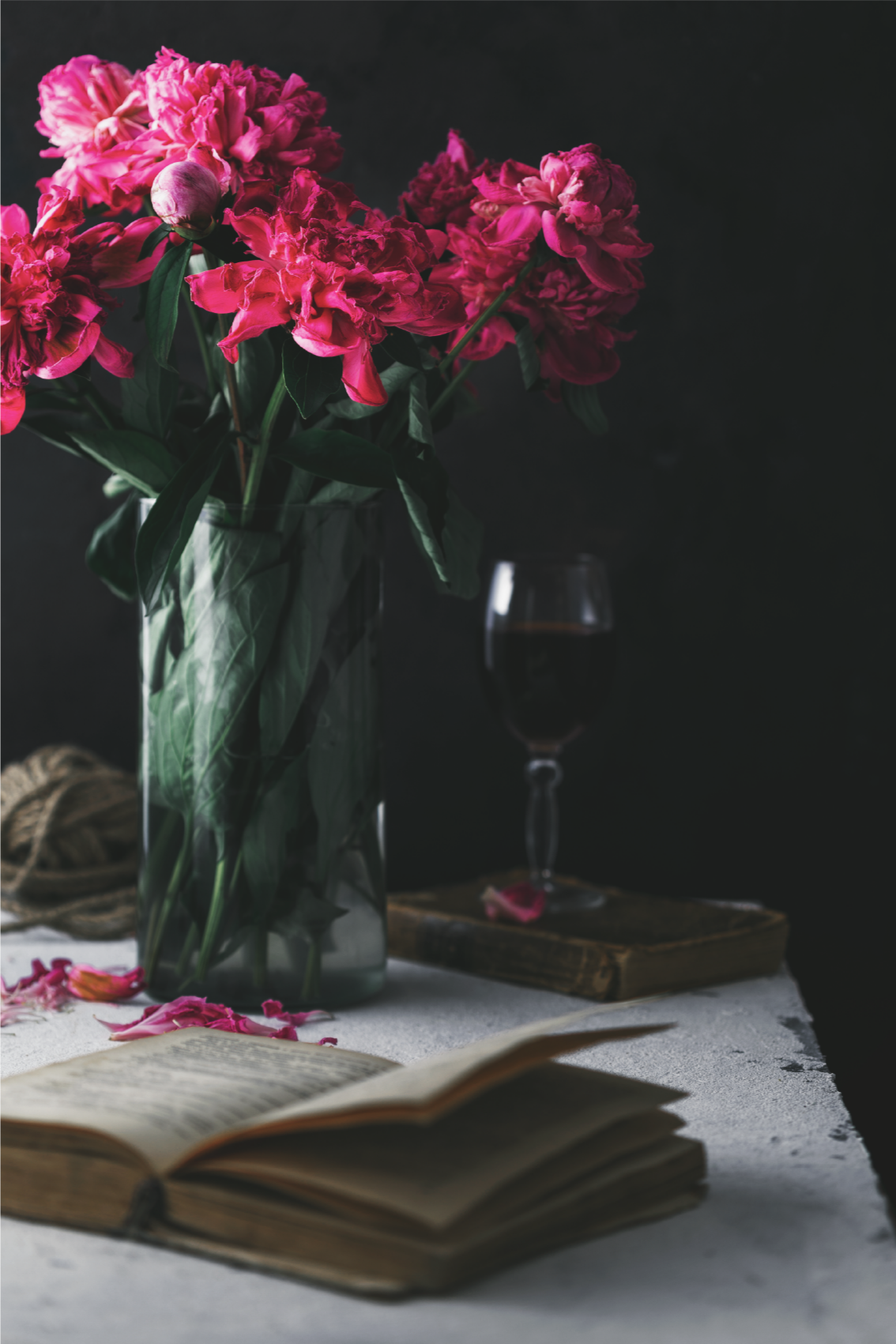 客厅海报展示酒杯与花瓶 - TenStickers