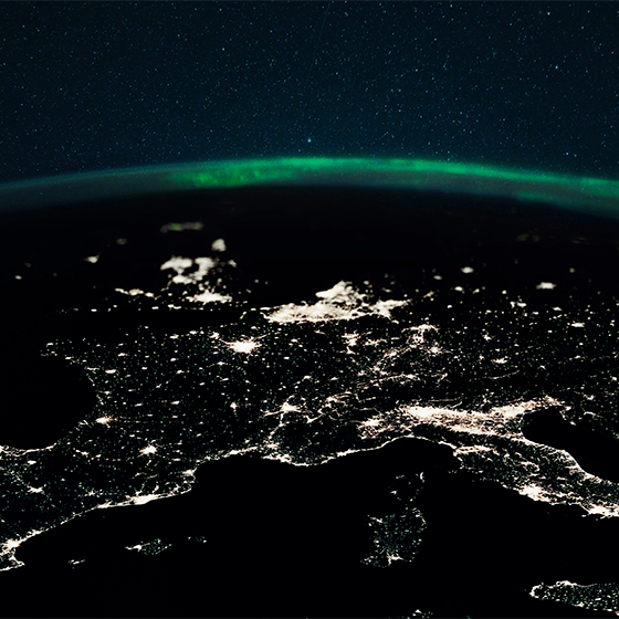 世界地图宣传海报夜间鸟瞰视图 - TenStickers