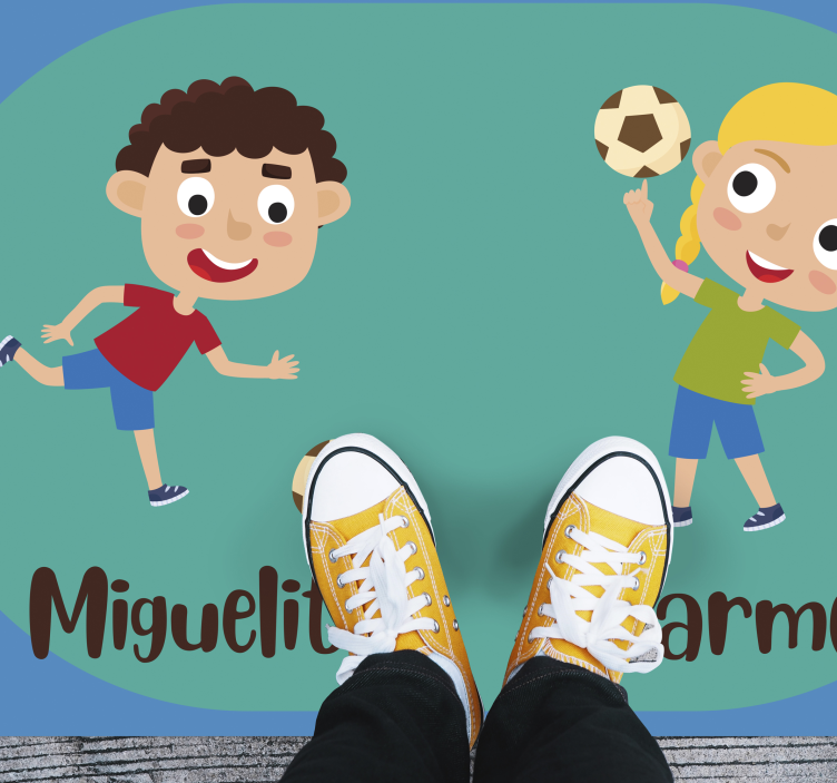 乙烯基地毯 孩子们在踢足球时的名字 - TenStickers